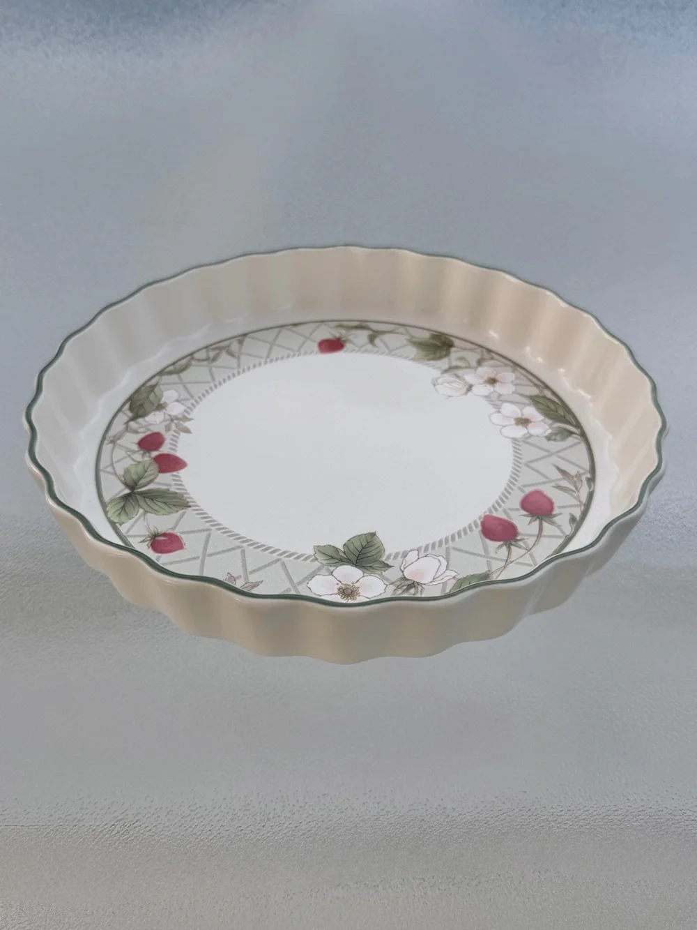 Mikasa Intaglio Strawberry Fair Quiche or Tart 10” Stoneware Dish